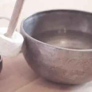 How to Meditate with a Singing Bowl: The Essential Guide – Yogigo