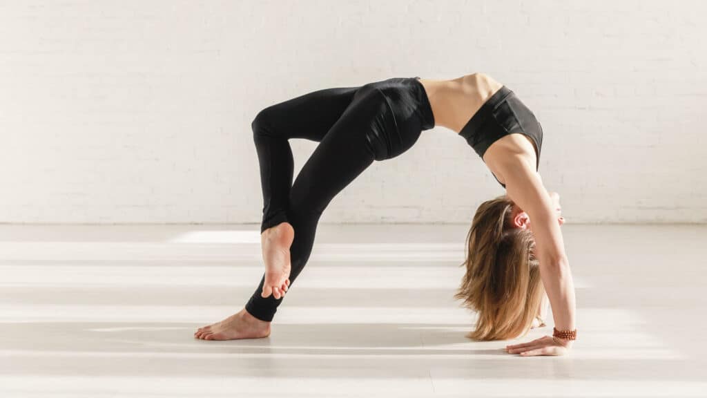 Can’t straighten arms in wheel pose? Here’s what to do – Yogigo